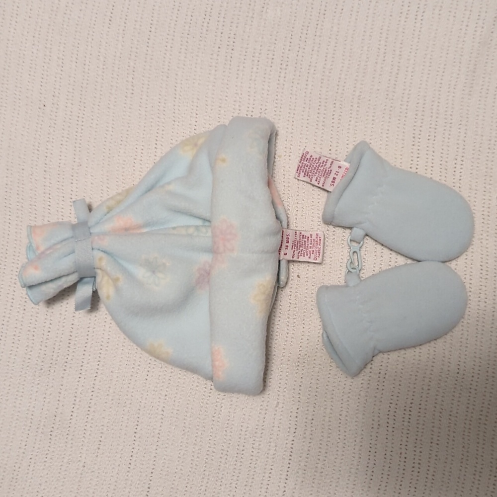 Gymboree adorable matching hat and mittens light blue with snowflakes Sz 6-12 M